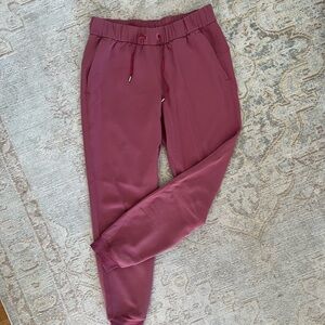 Lululemon On The Fly Jogger in Misty Merlot